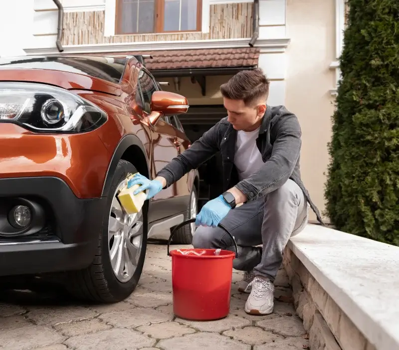 Lavage auto à domicile Serraval : professionnel intervenant sur un véhicule